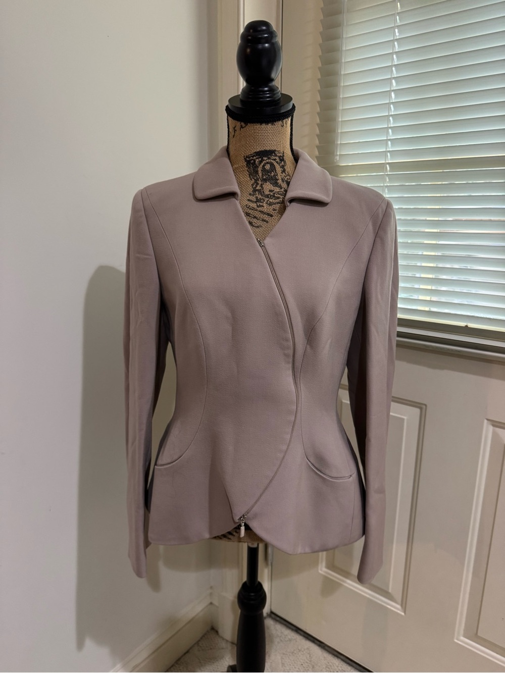 Giorgio Armani Dusty Mauve Tailored Zip-Front Blazer size 44 Italian
